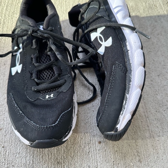 Under Armour Charged Assert 9 Black Youth size 4Y - Picture 2 of 9